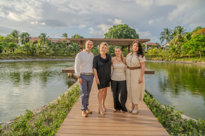 PRINCIPAL Sr. Charles Keusters, Begoña Sanjuan, Irene Campaña, Josefina Risi....