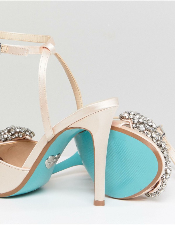 Betsey Johnson: Un universo de color, tutús y zapatillas con historia 3 color