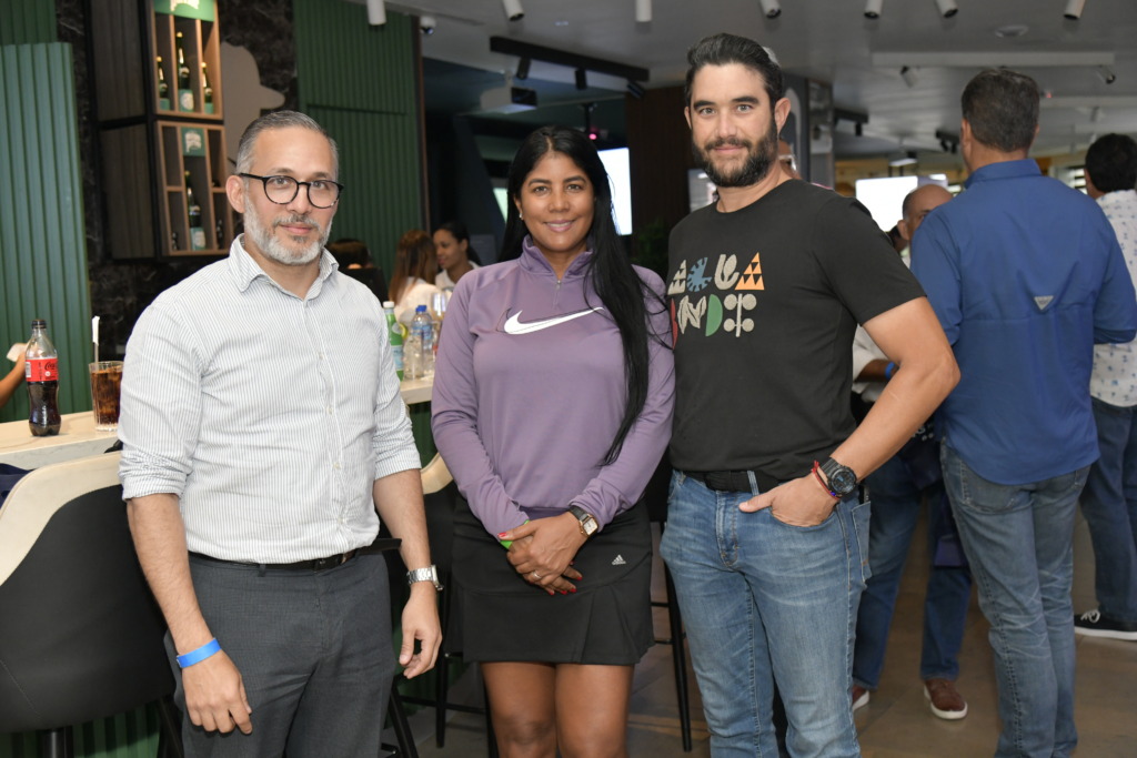 PCS Health Club celebra exitoso evento “Golf & Bienestar Integral” en Hoyo 20 1 Ariel Alcantara Cynthia Salazar y Luis Minino
