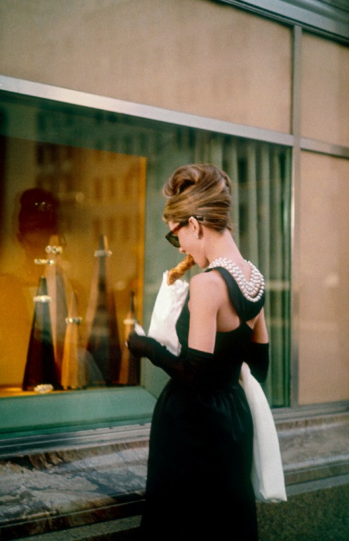 Los estándares de belleza impulsados por el séptimo arte: Un Recorrido por los looks más icónicos del cine 2 Audrey Hepburn, un estándar de belleza en el cine