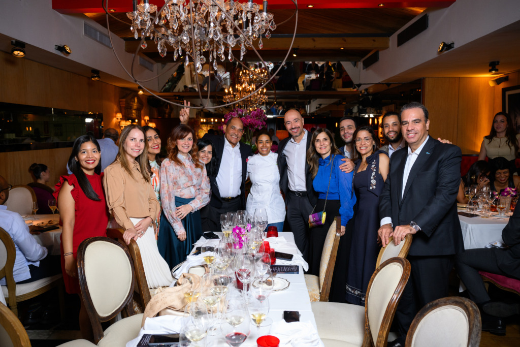 MACARFI celebra cena a “cuatro manos” con los chefs María Marte y Cristóbal Martos 3 Maria Marte y Jose Zapata junto a varios asistentes de la cena