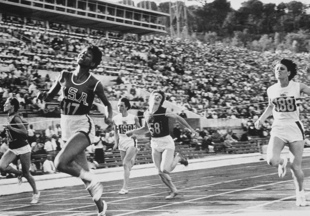 Los atletas que han superado obstáculos significativos para triunfar en el deporte 1 Atleta Wilma Rudolph