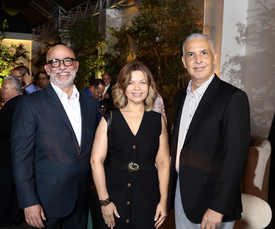 Farmacias Los Hidalgos celebra sus 50 años de compromiso con la Salud y la Vida 4 1223 Leonardo Then Elizabeth Rodriguez y Manuel Sanchez 1 1