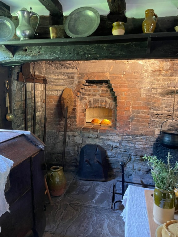 Casas que cuentan historias: El Encanto eterno de hogares con alma 1 Anne Hathaways 2