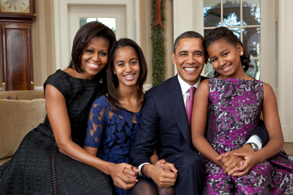 The Obamas: Unidad, amor y propósito: el legado que trasciende la Casa Blanca 1 Barack Obama family portrait 2011