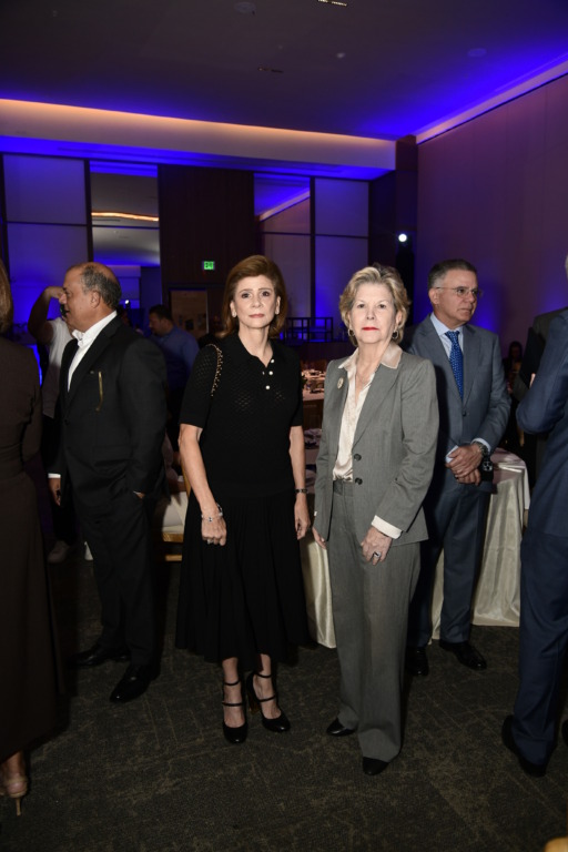 FUNDAPEC celebra su 58 aniversario con panel de líderes empresariales sobre educación y competitividad 7 Elena Viyella y Norma de Vargas