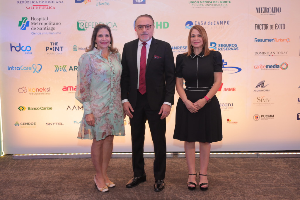 7.º Congreso Internacional de Turismo de Salud y Bienestar consolida a República Dominicana como líder regional y destino #19 del mundo 10 FOTO 8 Vianna Khoury Julian Sued y Javiela Tejada 1