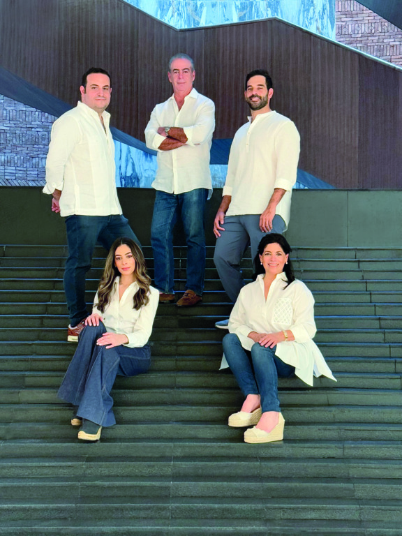 Portada: Dino Campagna 12 Familia Campagna Guzman en St. Regis escalera•