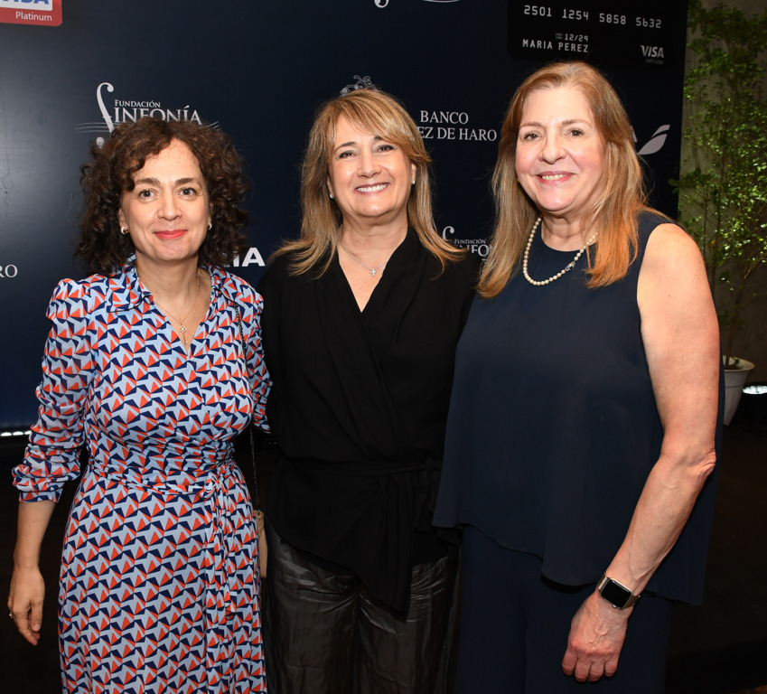 Banco López de Haro y Fundación Sinfonía firman acuerdo de colaboración para impulsar la formación y movilidad internacional de jóvenes músicos dominicanos 1 Foto 3 Lorea Arribalzaga Maria Eugenia de Rodriguez y Margarita Rodriguez