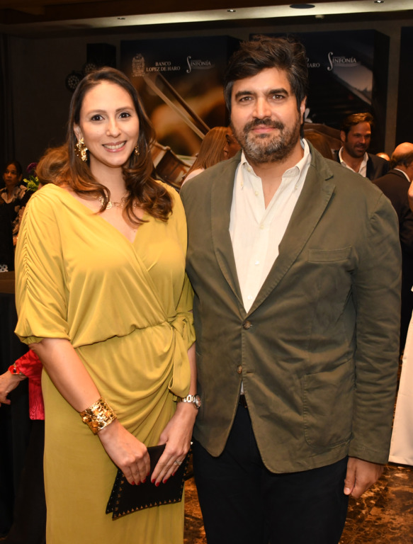 Banco López de Haro y Fundación Sinfonía firman acuerdo de colaboración para impulsar la formación y movilidad internacional de jóvenes músicos dominicanos 4 Foto 9 Susana y Cesar Rodriguez