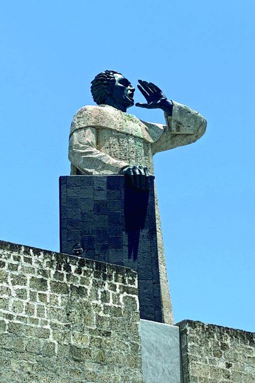 Tesoros de piedra y legado cultural, estructuras icónicas de la República Dominicana 2 La Estatua de Montesinos 1
