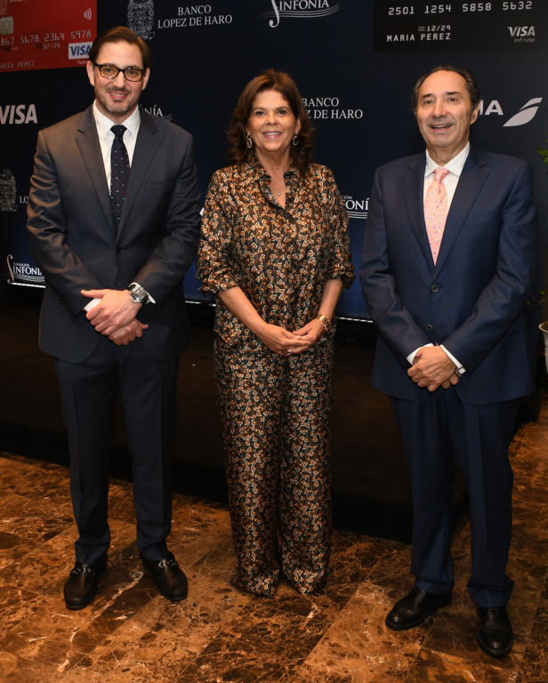Banco López de Haro y Fundación Sinfonía firman acuerdo de colaboración para impulsar la formación y movilidad internacional de jóvenes músicos dominicanos 6 PRINCIPAL Foto 2 ILan Dabara Vilma Bisono y Martin Piniella