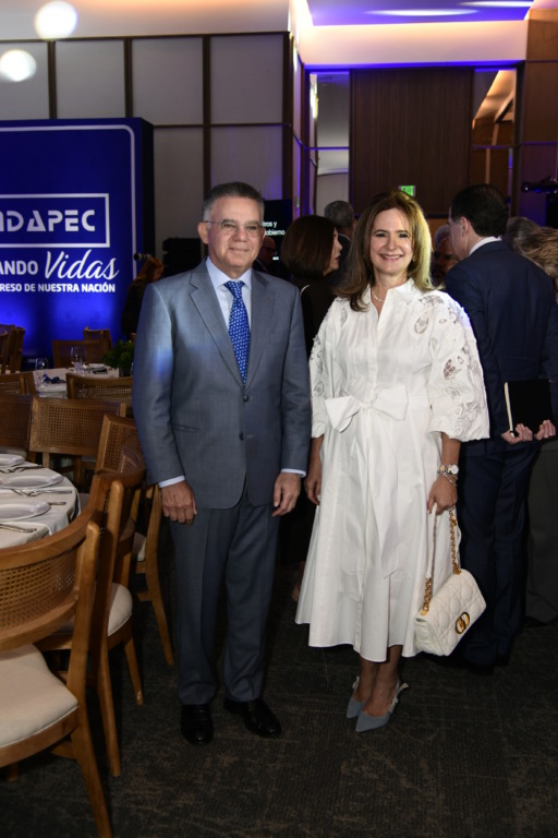 FUNDAPEC celebra su 58 aniversario con panel de líderes empresariales sobre educación y competitividad 5 Pedro Brache y Bethania Guerrero de Ryzek 01