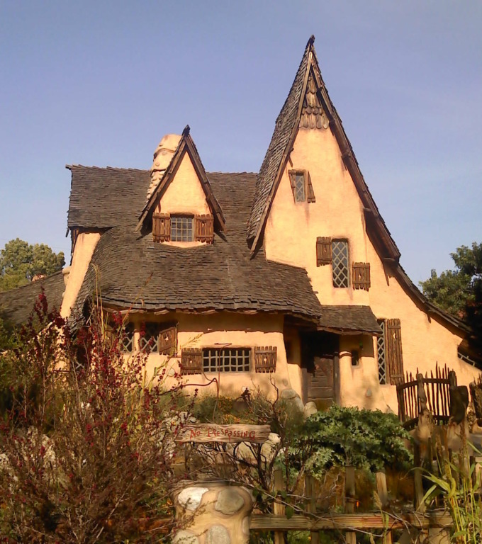 Casas que cuentan historias: El Encanto eterno de hogares con alma 4 Spadena Witch House