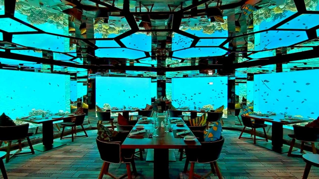 Subsix, Maldivas: Un club restaurante bajo el agua con interiores inspirados en corales y criaturas marinas. 1 bares submarinos Subsix restaurante 1