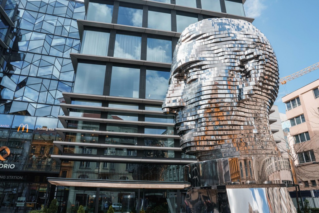 La Metalmorphosis : Una escultura movible impresionante 4 david cerny head sculpture of franz kafka head in prague photo