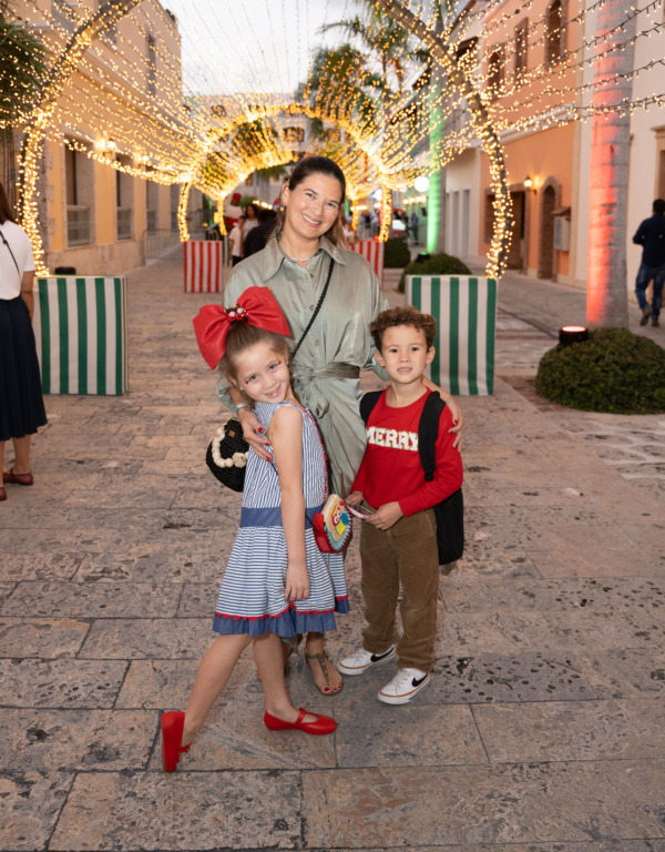 La ciudad destino Cap Cana vibra con su tradicional Christmas Boat Parade 1 7. Lorraine Oben Diego y Grace Quintana 2680