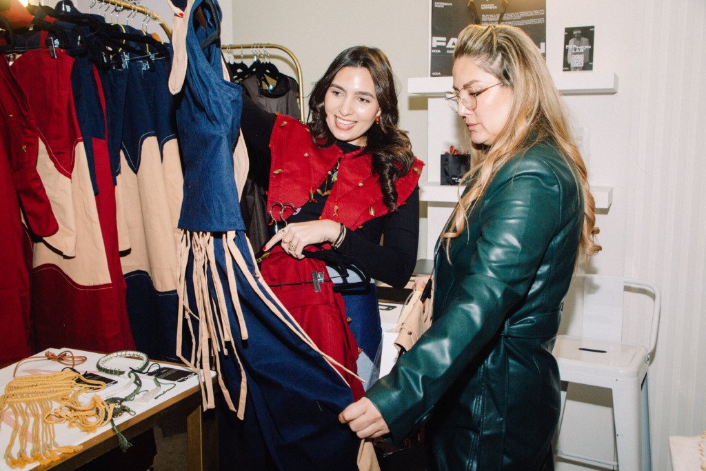 FashionLab participó con seis marcas dominicanas en Espacio Vogue + Casa AD Holiday Edition 2025 7 Felix Matos mostrando un bestseller