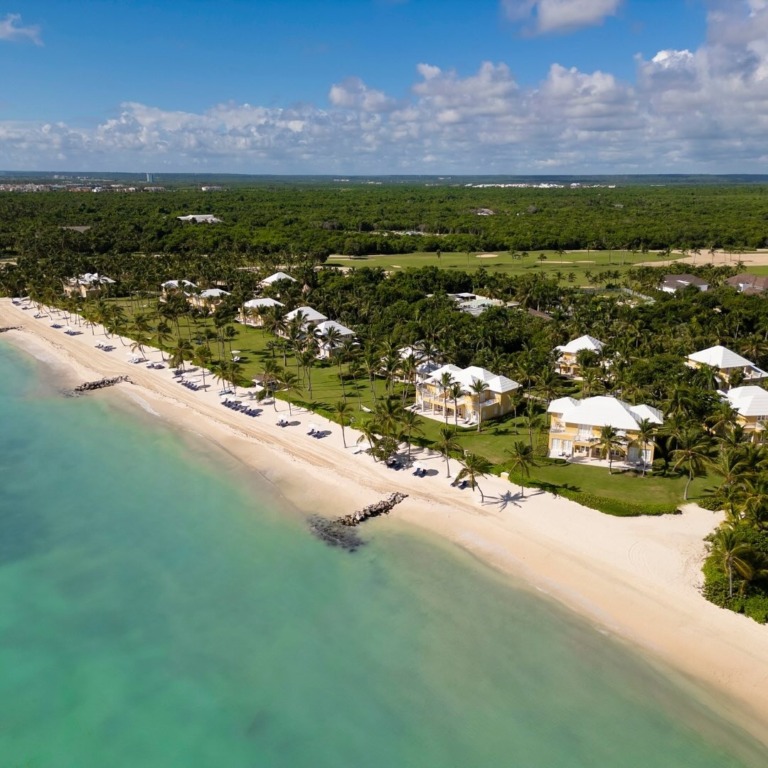 El Centro de Tenis Oscar de la Renta: un legado de elegancia y pasión en Puntacana 5 SaveClip.App 467330506 18338281471182656 9096589858208455364 n