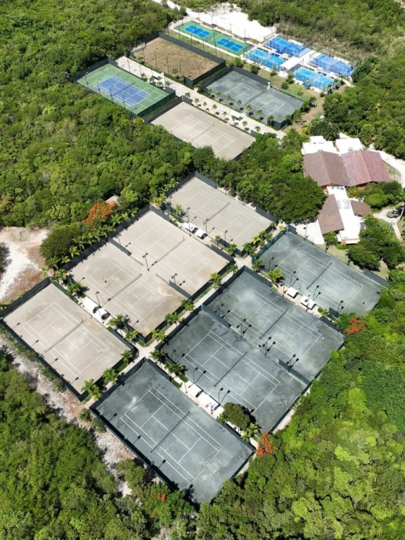El Centro de Tenis Oscar de la Renta: un legado de elegancia y pasión en Puntacana 2 SaveClip.App 553010034 17894214414331110 3265121917023563155 n