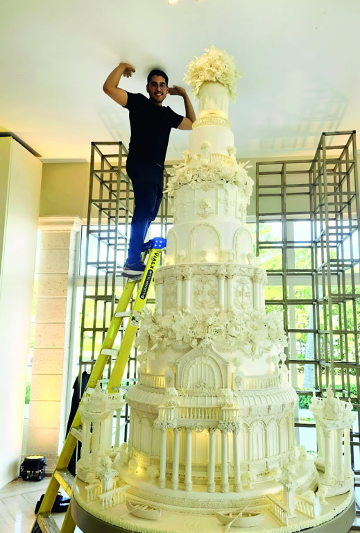 Celio Rodríguez: la repostería como herencia, fe y arte 2 1.Celio con el bizcocho de boda mas grande de RD