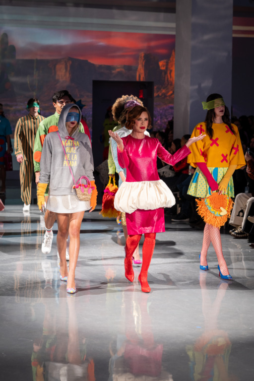 FDLA celebró tres días de moda y creatividad en Nueva York 4 Agatha Ruiz de la Prada junto a sus disenos 2026 1