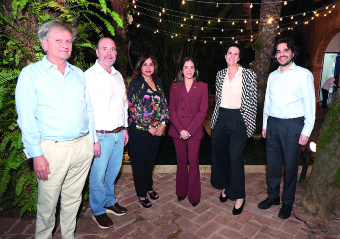 Principal. Renaud Anselin, Klever Rosales, Tania Ramirez, Yuribell Chez, Amelia Vicini y Hector Inchaustegui.JPG