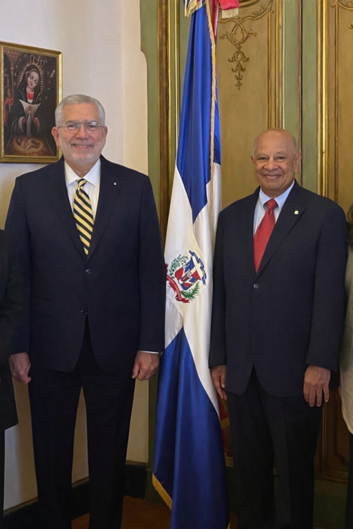 Enrique Valdez, embajador de la Orden de Malta en RD, en audiencia con el Papa León XIV 1 Foto con Embajador Rafael Antonio Lantigua