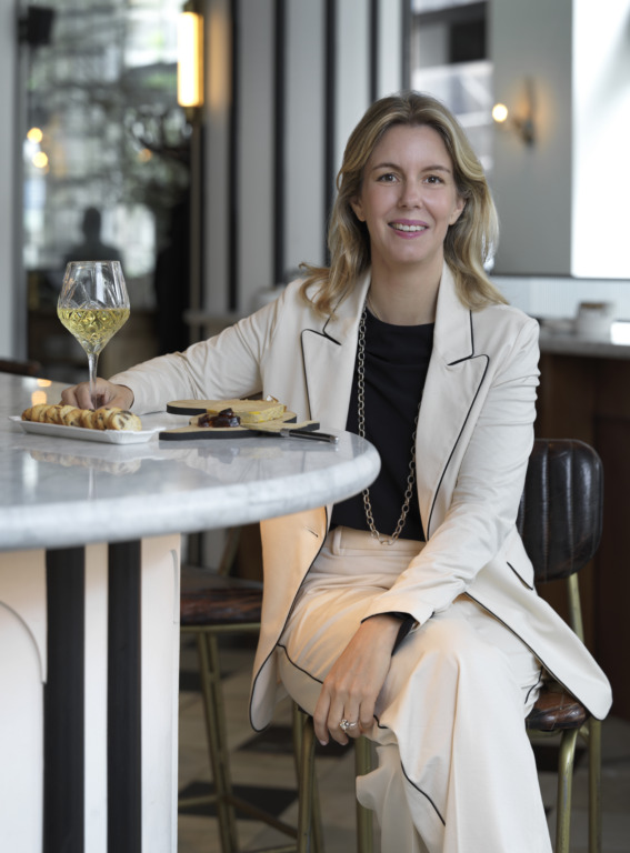 Cristina Oria: "La vajilla que mi madre siempre ha tenido en casa, tiene un valor sentimental enorme; me conecta con la historia de mi familia" 1 PLANTA 4 0497 1
