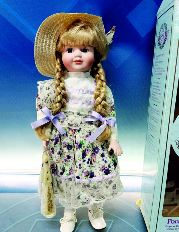 Remembranzas de piezas artesanales: la infancia hecha a mano 4 Muneca de porcelana