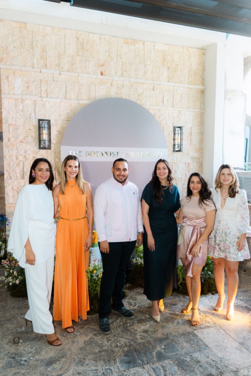 01 PRINCIPAL Paola Paulino, Marina Lück, Harlem Raigoso, Giuliana Ferrari, Ghislaine Pfiffner y Ana Carolina Blanco Haché Swarovski y The Botanist Gin