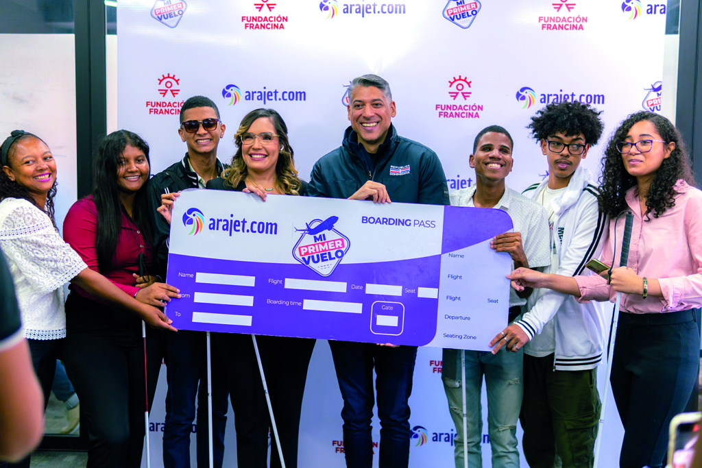 Portada: Víctor Miguel Pacheco 8 Francina Hungria y Victor Pacheco con los jovenes beneficiados