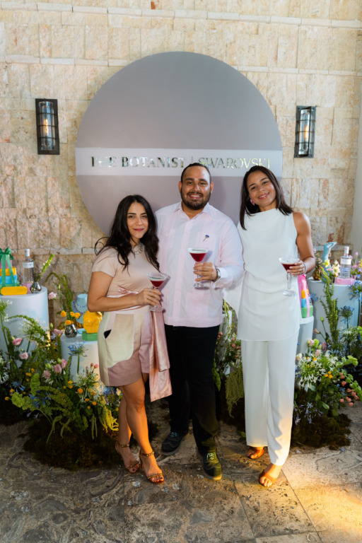 Swarovski y The Botanist Gin rinden homenaje a las madres con una experiencia de diseño y lujo contemporáneo 15 Ghislaine Pfiffner Harlem Raigoso y Paola Paulino