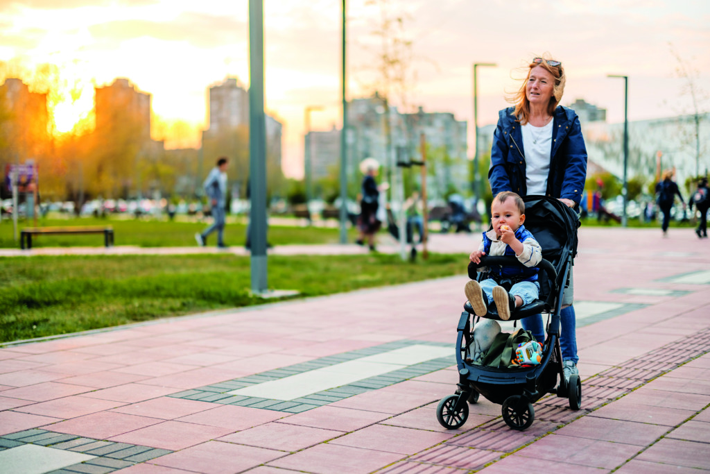 Las abuelas más que cuidar, un papel esencial en la vida familiar 2 iStock 2275606318
