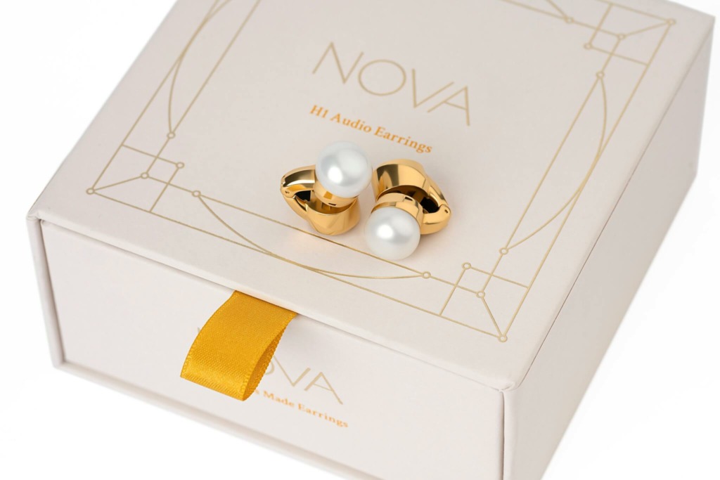 BioGlitz; un brillo biodegradable para lucir muy glam 6 02 Nova h1 audio earrings scaled 1