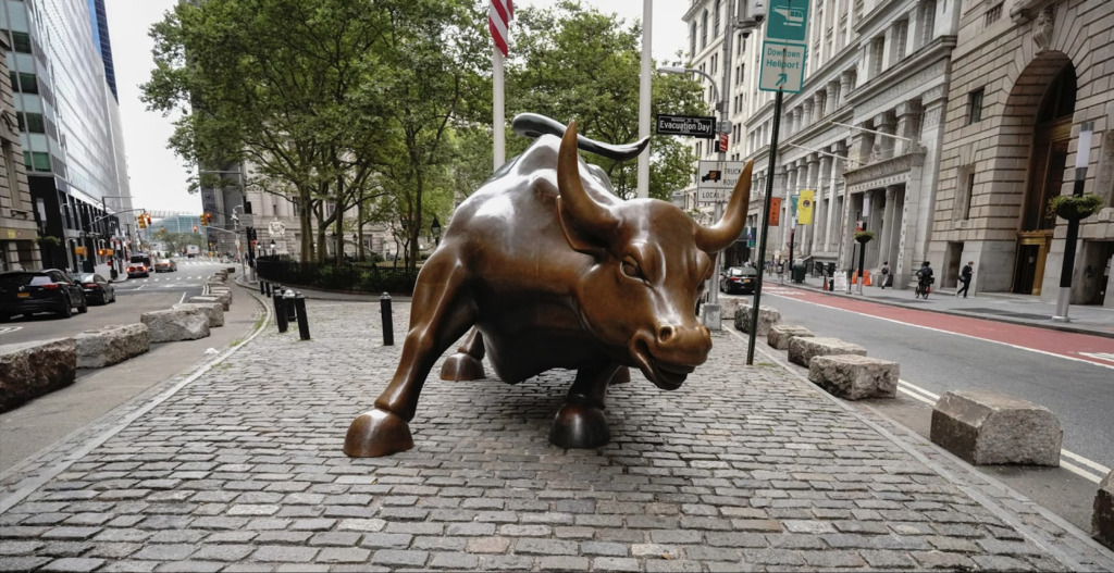 The Charging Bull of Wall Street: El toro de la fortuna 1 Charging Bull NYC esculture