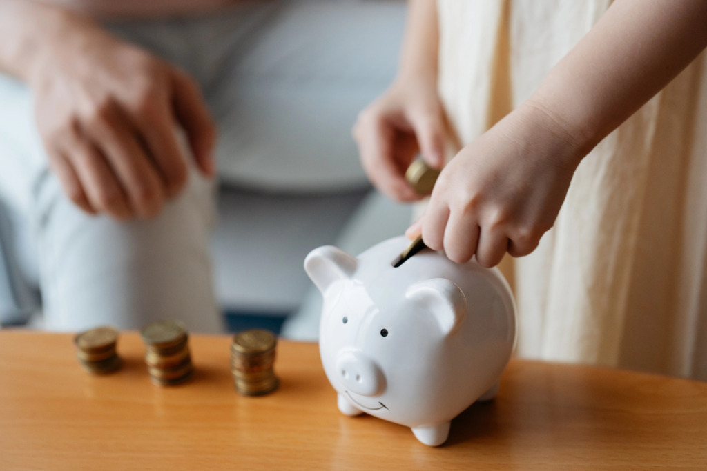 Reglas monetarias que trascienden el tiempo, una vida financiera inteligente 2 ninos dinero foto archivo 1