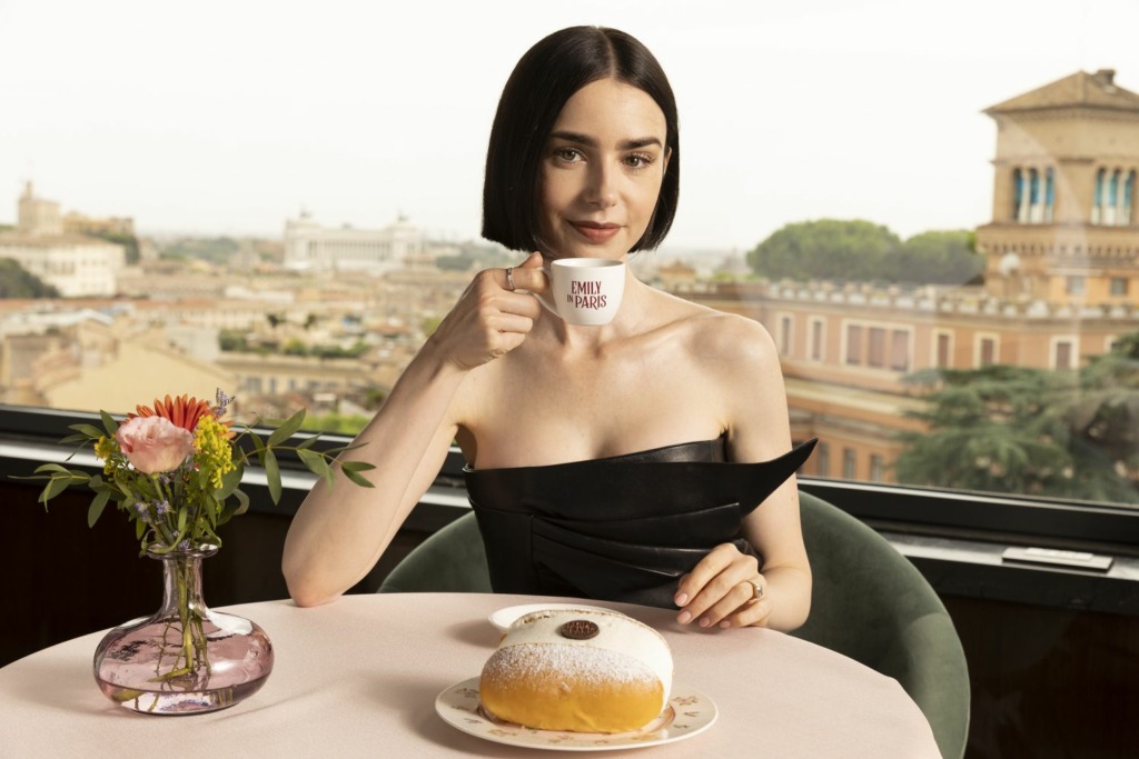 Emily in Paris: vestirse de París, vivir de Instagram y convertir cada “oui” en una nueva historia 2 EIP S5 RENEWAL 00023 38b59be5e31448baa481b459db36a532