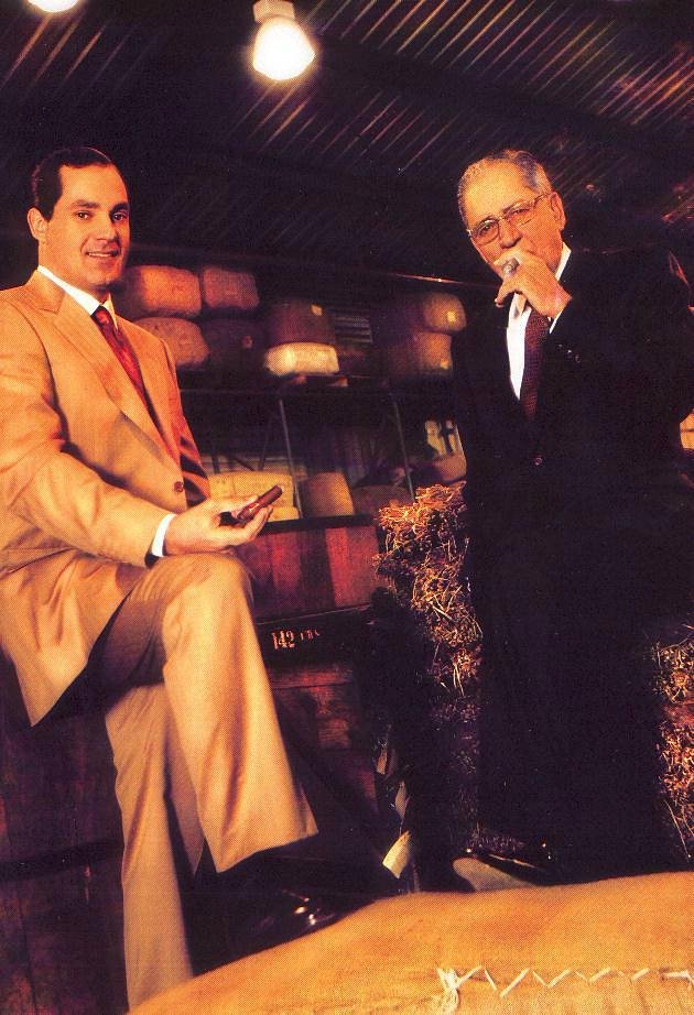 Copy of Don Fernando y Don Guillermo sobre pacas