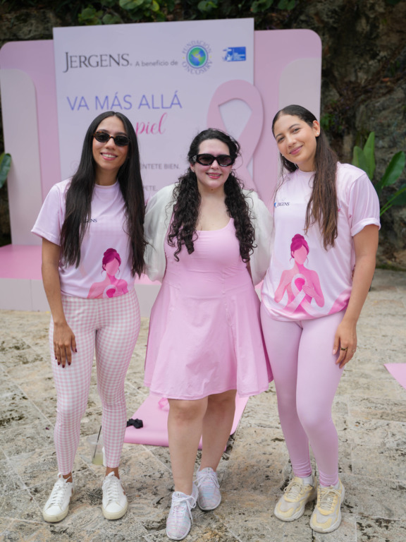 Jergens lanza su campaña “Más allá de la piel” en apoyo a la prevención del cáncer de mama en República Dominicana, mediante la detección temprana. 4 Diana Vargas Arleen Garcia y Brianny Hernandez