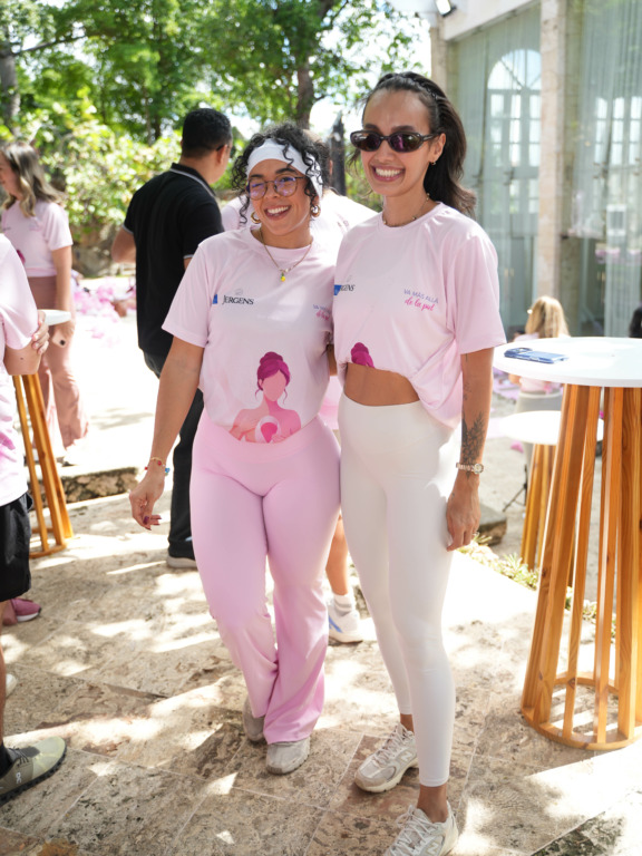 Jergens lanza su campaña “Más allá de la piel” en apoyo a la prevención del cáncer de mama en República Dominicana, mediante la detección temprana. 6 Nicole Jimenez y Jessica Klemps
