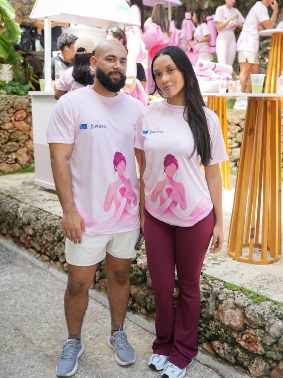 Jergens lanza su campaña “Más allá de la piel” en apoyo a la prevención del cáncer de mama en República Dominicana, mediante la detección temprana. 9 Ruddy Espinosa y Yamel Goico